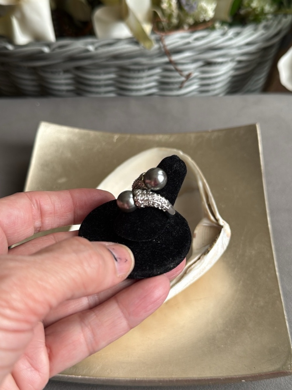 Gorgeous Silver Tone Gray Pearl Crystal Split-Design Ring Size 8 EUC - Picture 3 of 8